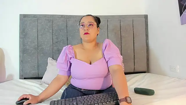 Reina Mia1 online show from April 2026 12:46:02 PM