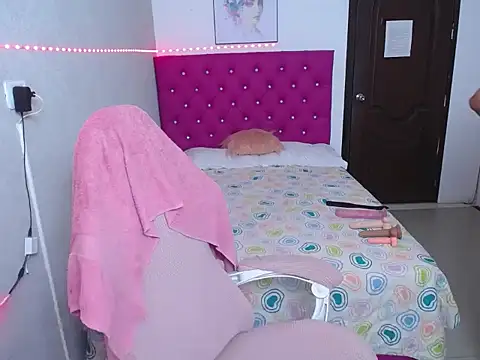 Snapshot of Pinkg_Fox10 chatting on April 2026 11:14:02 AM Pinkg Fox10 online show from April 2026 11:14:02 AM