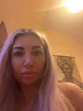 SnowyElsaa online show from April 2026 10:24:02 AM