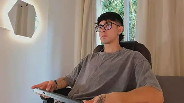 etham wolf1 online show from April 2026 06:01:02 PM