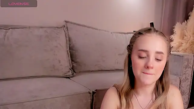 Snapshot of AmilyMoore chatting on March 2026 01:44:02 PM AmilyMoore online show from March 2026 01:44:02 PM