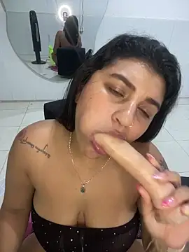 Snapshot of Mia_rouseee chatting on April 2026 12:33:01 AM Mia rouseee online show from April 2026 12:33:01 AM