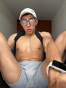 Snapshot of LeonBlazze chatting on March 2026 07:52:01 PM LeonBlazze online show from March 2026 07:52:01 PM