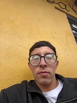 Snapshot of LeonBlazze chatting on April 2026 07:00:01 PM LeonBlazze online show from April 2026 07:00:01 PM