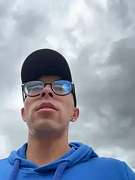 Snapshot of LeonBlazze chatting on April 2026 04:40:02 PM LeonBlazze online show from April 2026 04:40:02 PM