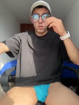 Snapshot of LeonBlazze chatting on April 2026 08:47:01 PM LeonBlazze online show from April 2026 08:47:01 PM