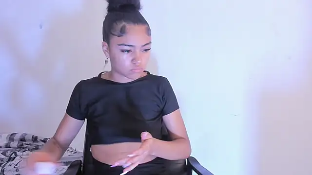 Snapshot of Alaia2 chatting on April 2026 12:00:02 PM Alaia2 online show from April 2026 12:00:02 PM