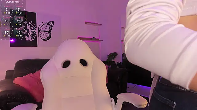 Snapshot of Mia_Luna chatting on April 2026 07:33:02 PM Mia Luna online show from April 2026 07:33:02 PM