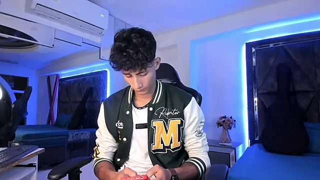 MaxiimoRomano  online show from March 2026 01:00:02 PM