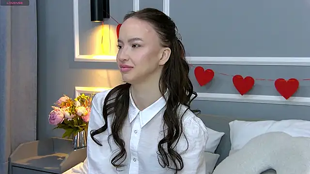 MonaHicks online show from April 2026 07:11:01 PM