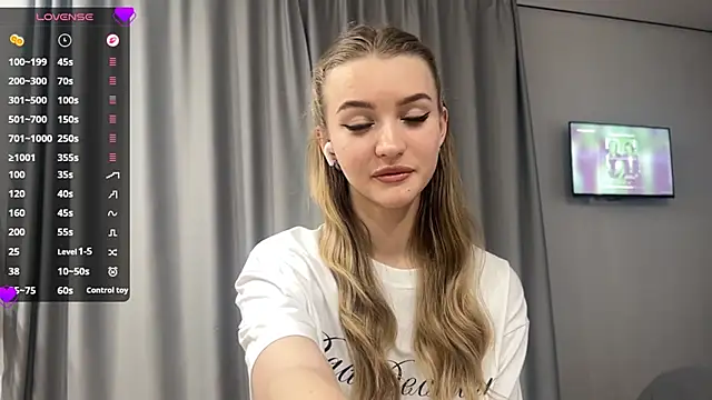 Snapshot of MelissaEvenns chatting on April 2026 12:07:01 PM MelissaEvenns online show from April 2026 12:07:01 PM