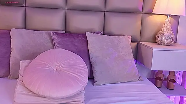 MiaNeill online show from April 2026 11:02:02 PM