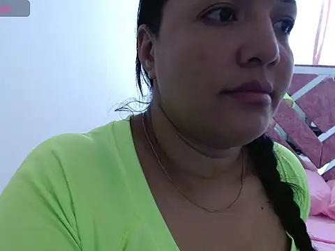 Snapshot of zaryross chatting on April 2026 09:27:01 PM zaryross online show from April 2026 09:27:01 PM