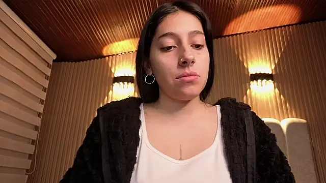 Melannyy V online show from April 2026 01:00:02 PM