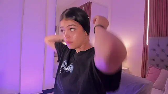 Snapshot of LiaSalvatore chatting on April 2026 04:40:02 PM LiaSalvatore online show from April 2026 04:40:02 PM