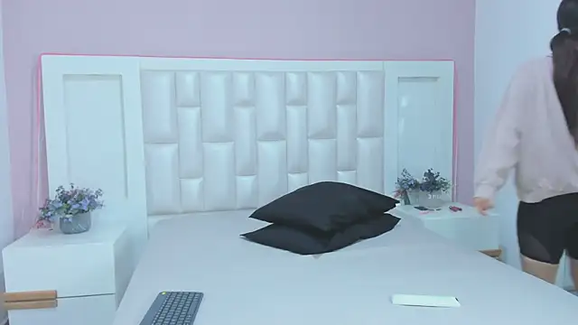 Snapshot of KylieLumi chatting on April 2026 12:03:02 PM KylieLumi online show from April 2026 12:03:02 PM