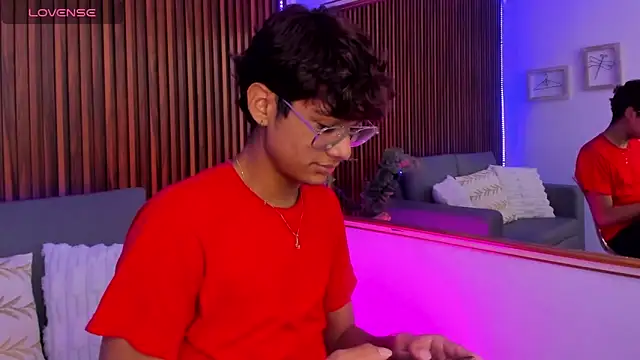 Snapshot of Oliver20__ chatting on May 2026 03:29:02 PM Oliver20 online show from May 2026 03:29:02 PM