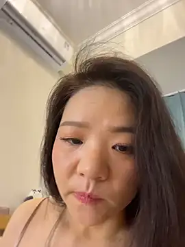 lucyxiaolulu online show from April 2026 10:40:02 PM