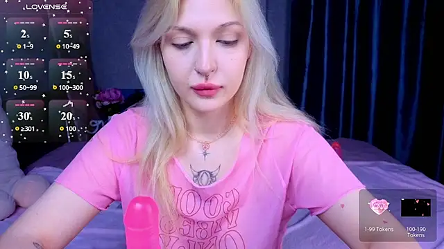 Snapshot of BlondieSummer chatting on June 2026 05:38:02 PM BlondieSummer online show from June 2026 05:38:02 PM