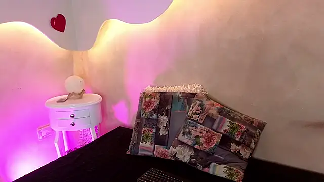 Snapshot of BellaRouxxx chatting on April 2026 12:07:02 PM BellaRouxxx online show from April 2026 12:07:02 PM