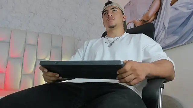 Snapshot of Zane_cruz chatting on March 2026 11:43:02 AM Zane cruz online show from March 2026 11:43:02 AM