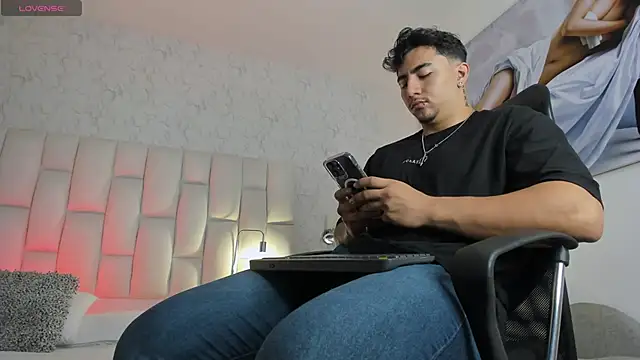 Snapshot of Zane_cruz chatting on April 2026 12:05:02 PM Zane cruz online show from April 2026 12:05:02 PM