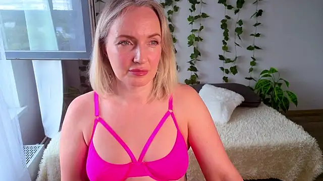 Snapshot of MonikFoxi chatting on June 2026 04:22:01 AM MonikFoxi online show from June 2026 04:22:01 AM