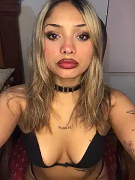 Snapshot of lolavixenn chatting on April 2026 05:25:01 PM lolavixenn online show from April 2026 05:25:01 PM