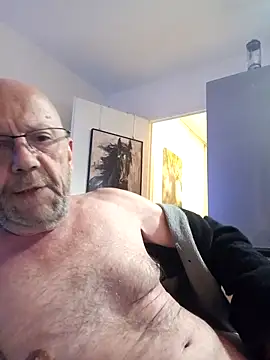 Snapshot of TOPHE0 chatting on April 2026 10:23:01 PM TOPHE0 online show from April 2026 10:23:01 PM