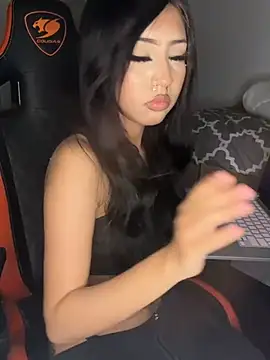 Snapshot of makeDollywet chatting on August 2026 01:27:01 PM makeDollywet online show from August 2026 01:27:01 PM