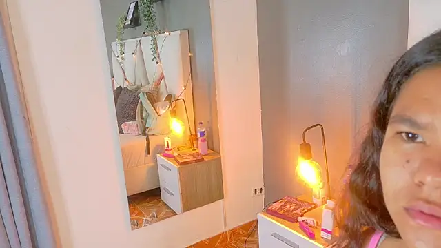 Snapshot of AhslyEvans__ chatting on April 2026 11:37:01 AM AhslyEvans online show from April 2026 11:37:01 AM