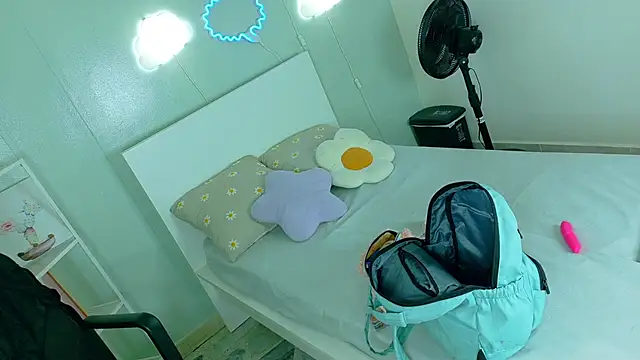 Snapshot of AhslyEvans__ chatting on April 2026 11:59:02 AM AhslyEvans online show from April 2026 11:59:02 AM