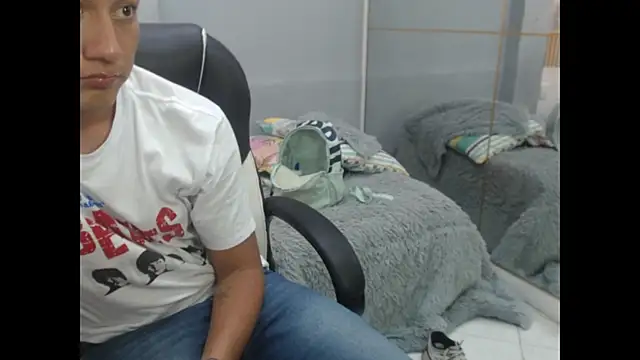 Snapshot of DominantBoy4 chatting on April 2026 09:32:02 PM DominantBoy4 online show from April 2026 09:32:02 PM