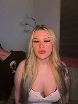 tiiffyy online show from April 2026 07:42:01 PM