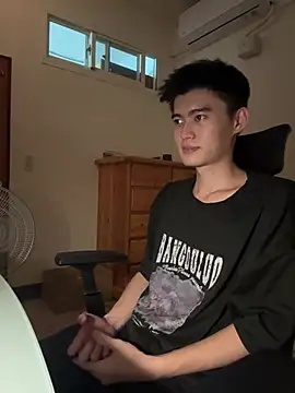 Snapshot of CalvinHY chatting on June 2026 04:33:01 AM CalvinHY online show from June 2026 04:33:01 AM