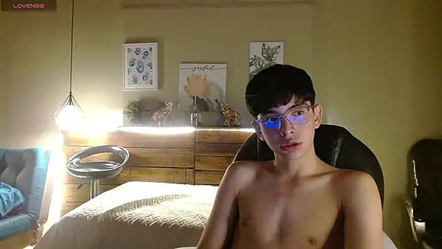 SantiTwinkyy online show from April 2026 12:49:01 PM