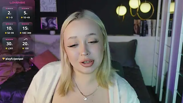 Snapshot of blondessa__ chatting on April 2026 01:59:01 PM blondessa online show from April 2026 01:59:01 PM