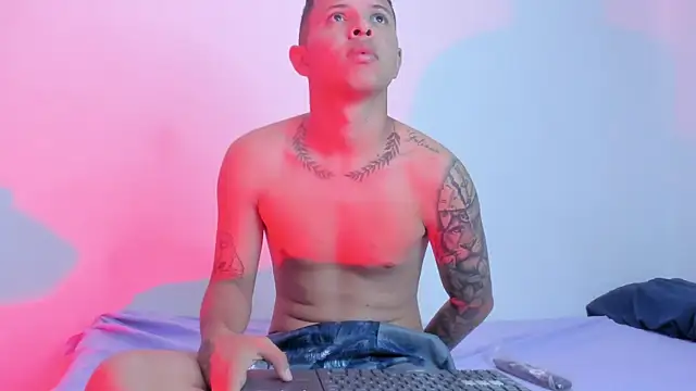 Snapshot of LatinsGuys2026 chatting on April 2026 11:14:02 AM LatinsGuys2026 online show from April 2026 11:14:02 AM