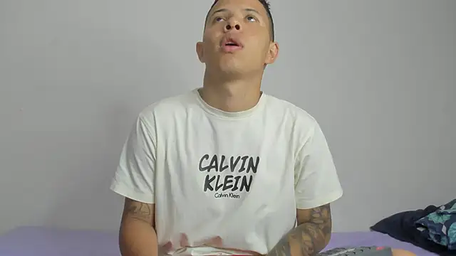 Snapshot of LatinsGuys2026 chatting on April 2026 12:43:01 PM LatinsGuys2026 online show from April 2026 12:43:01 PM