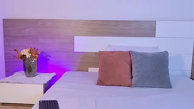 Snapshot of LindaBenetti chatting on April 2026 11:37:01 AM LindaBenetti online show from April 2026 11:37:01 AM