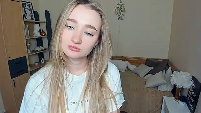 Snapshot of VioletteClaire chatting on April 2026 08:02:02 AM VioletteClaire online show from April 2026 08:02:02 AM