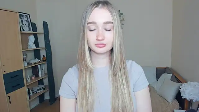 Snapshot of VioletteClaire chatting on May 2026 07:57:02 AM VioletteClaire online show from May 2026 07:57:02 AM
