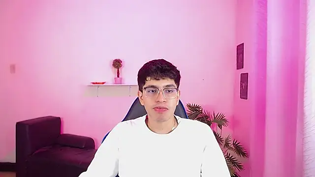 Snapshot of maax_18 chatting on April 2026 01:44:01 PM maax 18 online show from April 2026 01:44:01 PM