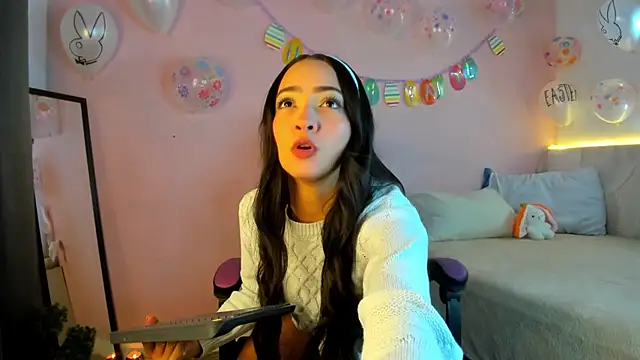 Snapshot of Daphne_Rosse chatting on April 2026 12:02:01 PM Daphne Rosse online show from April 2026 12:02:01 PM