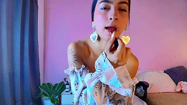 Snapshot of Daphne_Rosse chatting on May 2026 12:34:02 PM Daphne Rosse online show from May 2026 12:34:02 PM