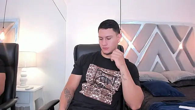 Snapshot of Chriss_Diamond chatting on April 2026 08:17:01 PM Chriss Diamond online show from April 2026 08:17:01 PM