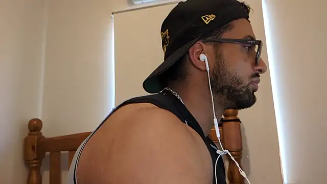 Snapshot of robin103666 chatting on April 2026 06:21:01 AM robin103666 online show from April 2026 06:21:01 AM