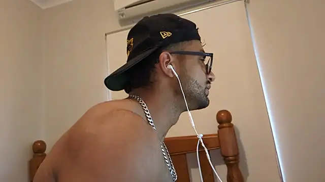 Snapshot of robin103666 chatting on April 2026 06:47:02 AM robin103666 online show from April 2026 06:47:02 AM