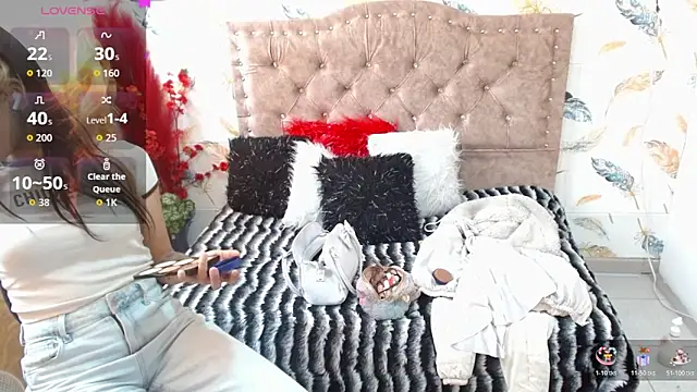 Luna-Foxx online show from April 2026 07:51:02 PM