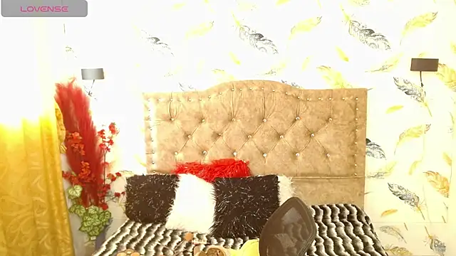 Luna-Foxx online show from April 2026 07:58:02 PM